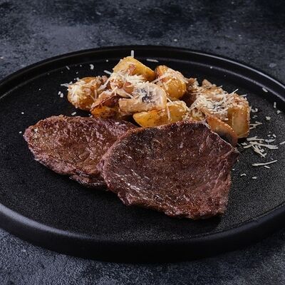 Медальоны из говядины с мятым картофелем, пармезаном и грибами в Friends по цене 735 ₽