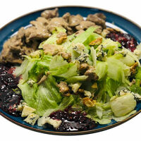 Салат из печени фермерского цыпленка с малиновым соусом в Шале