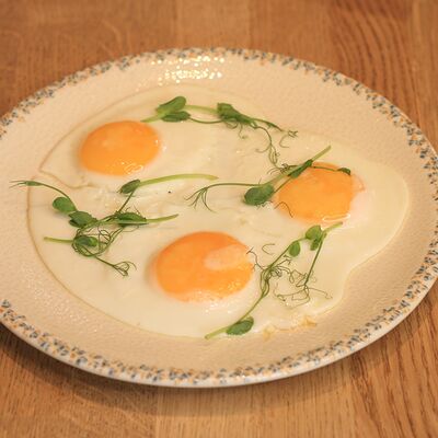 Глазунья в DVOR гриль-бистро по цене 290 ₽