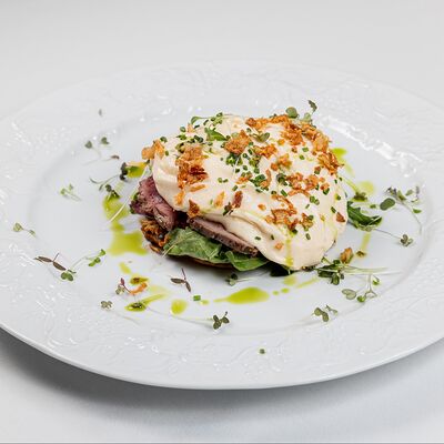 Румяный картофельный драник с муссом из скаморцы, яйцом пашот, трюфельным кремом и ростбифом в Sabor de la Vida по цене 950 ₽
