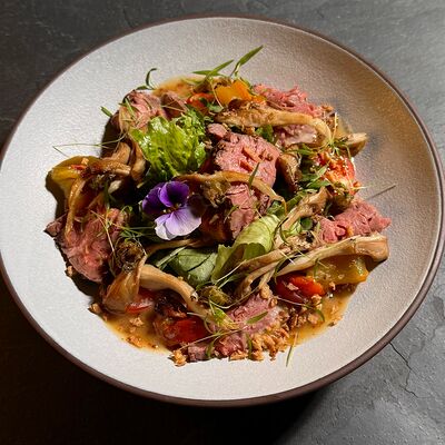 Салат с ростбифом и печёным перцем в Мишка Бар по цене 880 ₽