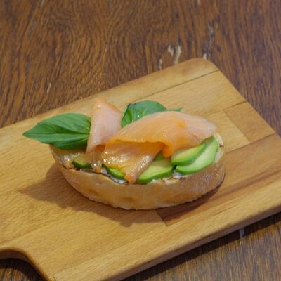 Брускетта с копчёным лососем и авокадо в Помидорро по цене 435 ₽