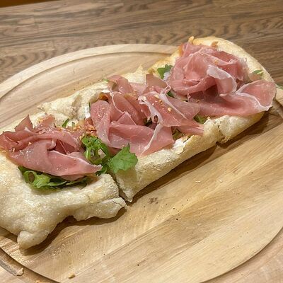 Фоккача с пармской ветчиной в Опера траттория по цене 920 ₽