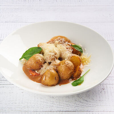 Картофель запеченный с пармезаном и перечным соусом в АндерСон по цене 320 ₽