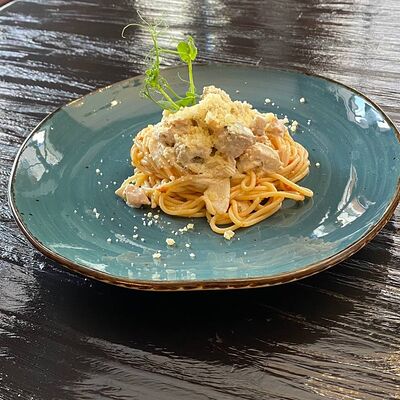 Спагетти с кальмаром и горбушей в сливках с сыром в Длинный нос по цене 380 ₽