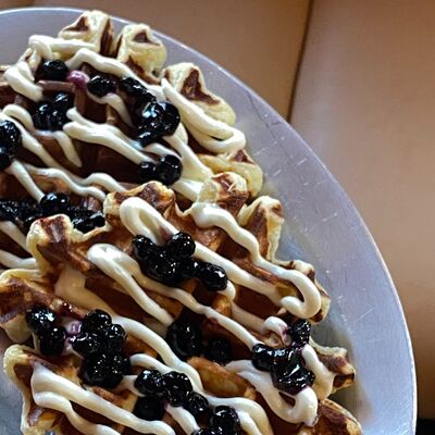 Вафля творожная с черничным джемом в Smazhenka bistro по цене 20 р.