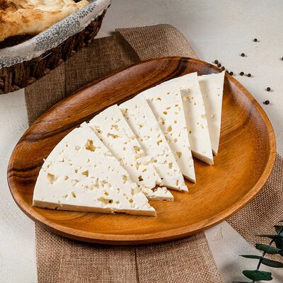 Сыр молочный Сулугуни в нарезку в Ресторан Батони по цене 630 ₽