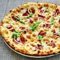 Пицца с беконом, картофелем и томатами в Pizza-house