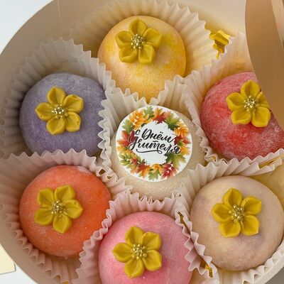 Пирожное моти 7 штук в золотой коробочке день учителя в Кондитерская КонфеткаПитер по цене 1903 ₽