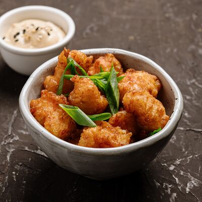 Хрустящие креветки с чесночным соусом в Пряности по цене 1180 ₽