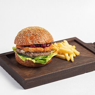 Бургер с котлетой из мраморной говядины, сырной котлетой и вишневым соусом в Kitchen по цене 750