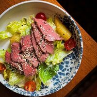 Тёплый салат с говядиной и запечённым картофелем в Хуторок на Пушкина