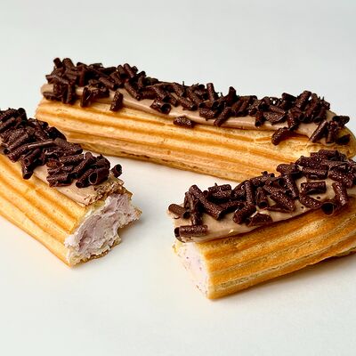 Эклер Черника-шоколад в Настрой десерт по цене 280 ₽