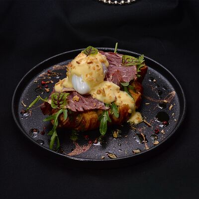 Круассан с яйцом-пашот и голландским соусом в Правда по цене 630 ₽