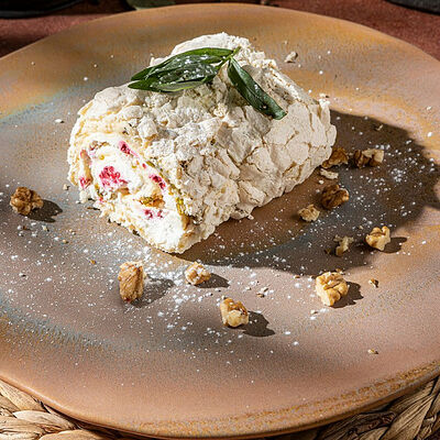 Меренговый рулет с фисташками и малиной в Джонджоли по цене 650 ₽