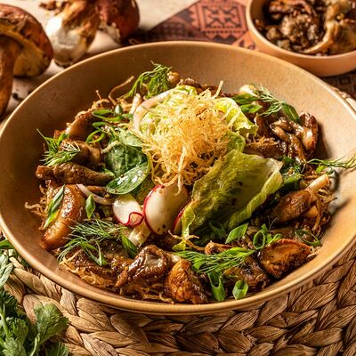 Теплый салат с белыми грибами и вешенками в Джонджоли по цене 790 ₽