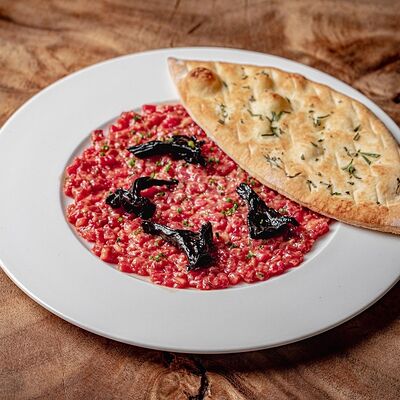 Тартар из говядины с черными лисичками в Mushrooms по цене 1200 ₽