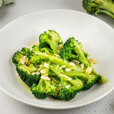 Брокколи бланшированные с зеленым маслом и миндалем в АндерСон по цене 345 ₽
