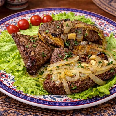 Ребрышки телячьи, томленные с луком в собственном соку в Тминъ по цене 760 ₽