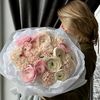Букет нежных ранункулюсов и диантусов в Шишка Flo по цене 12990