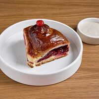 Булочка с вишней в Клёво