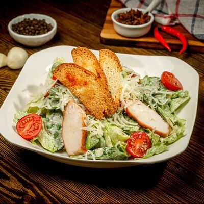 Цезарь с курицей в Пловная по цене 420 ₽