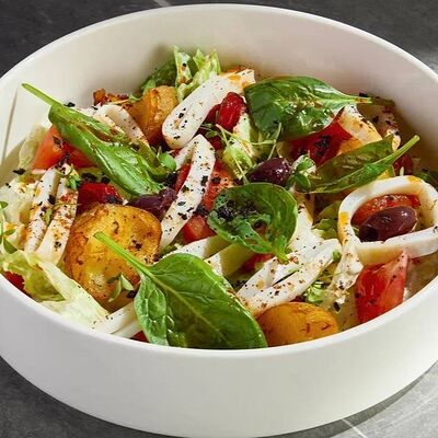 Салат с кальмаром, молодым картофелем и соусом вителло тоннатов Гастробар DOM по цене 750 ₽