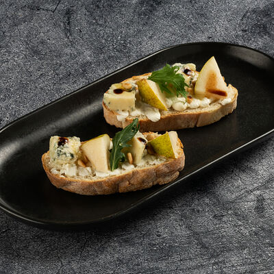 Брускетта с грушей и сыром Блю Чиз в BeerLogovo по цене 490 ₽