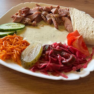 Шаверма с говядиной на тарелке в Бакинский кебаб по цене 550 ₽