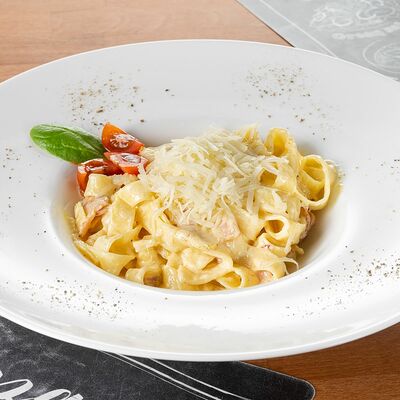 Паста Феттуччине с томатами в РичБро по цене 580 ₽