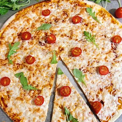 Пицца Маргарита на тонком тесте в Хомячок по цене 820 ₽