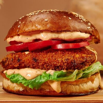 Чикен с хрустящим филе и соусом из копченого сыра в Мясо есть по цене 349 ₽