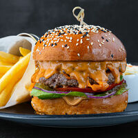 Двойной чизбургер в Corner Grill