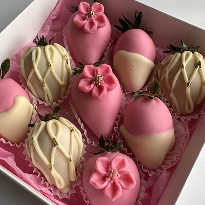 Набор из клубники в шоколаде Розовый жемчугв Fujibox по цене 2600 ₽