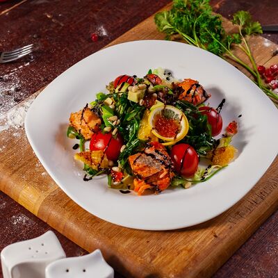 Теплый салат Каспийский в Кристалл палас по цене 400