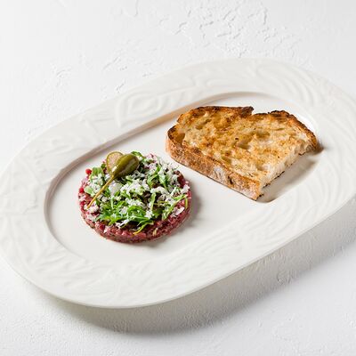 Тартар из говядины с хрустящим хлебом тартин в Шале Берёзка по цене 990 ₽