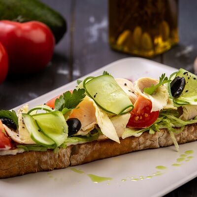 Брускетта куриная грудка и огурец в Babbo family cafe по цене 540 ₽