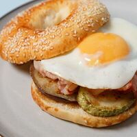 Бургер с беконом в Gnezdo Breakfast