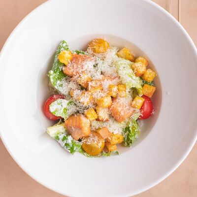 Цезарь с курицей в Мархаба Халяль по цене 504 ₽