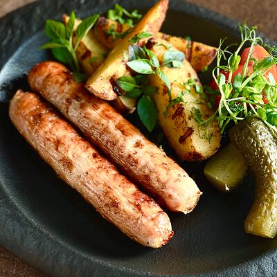 Колбаски куриные с картофельными долькамив Кокороко по цене 400 ₽