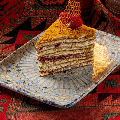 Медовик с малиной и сметанным кремомв Хмели & Сунели по цене 650 ₽