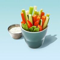 Свежие овощи-стикс с соусом тартар в Ketch Up