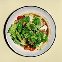 Салат с цыпленком и соусом киндзмари в Хачапури и вино