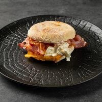 Пшеничная булочка с яичным салатом и беконом в Кулинария ЕДА