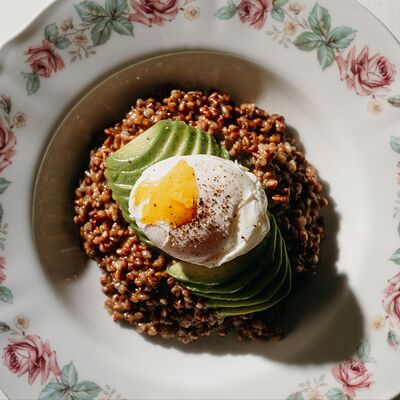 Греча с авокадо, пармезаном и яйцом пашот в Salone pasta & bar по цене 1250 ₽