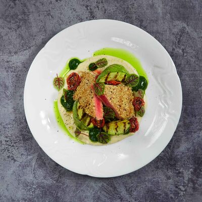 Стейк из тунца на гриле с цукини и кремом из сельдерея и шпината в Остерия Il Massimo по цене 990 ₽