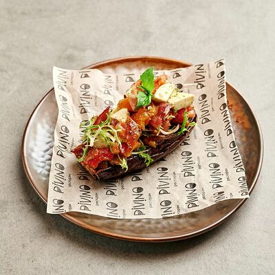 Печеный баклажан с томатами, моцареллой и свежим базиликом в Pivino по цене 490