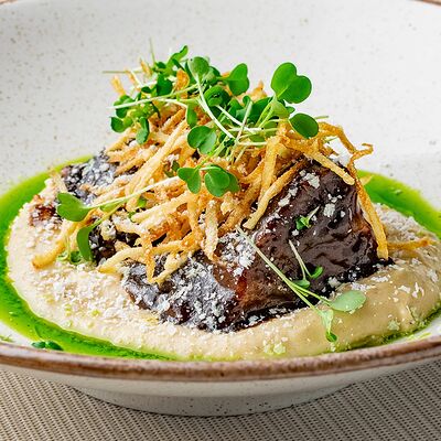 Щечки говяжьи на пюре из жареной картошки в Сен Тропе по цене 910 ₽