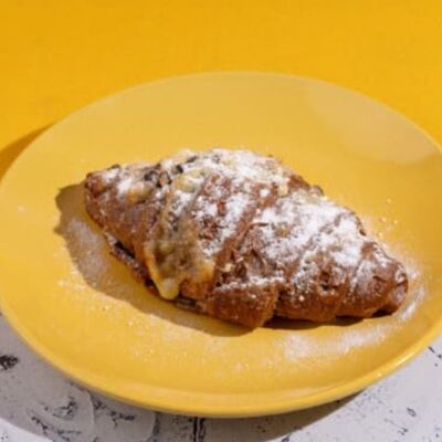 Круассан шоколадный с вишней в Пекарня Буханка по цене 225 ₽