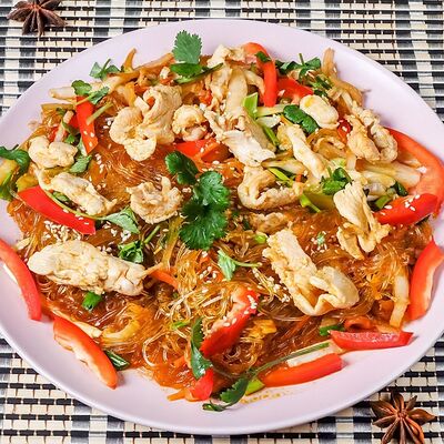 Жареная фунчоза с курицей в Pho Nguyen по цене 419 ₽